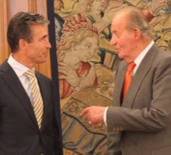 Su Majestad el Rey conversa con el Secretario General de la OTAN, Sr. Anders Fogh Rasmussen 